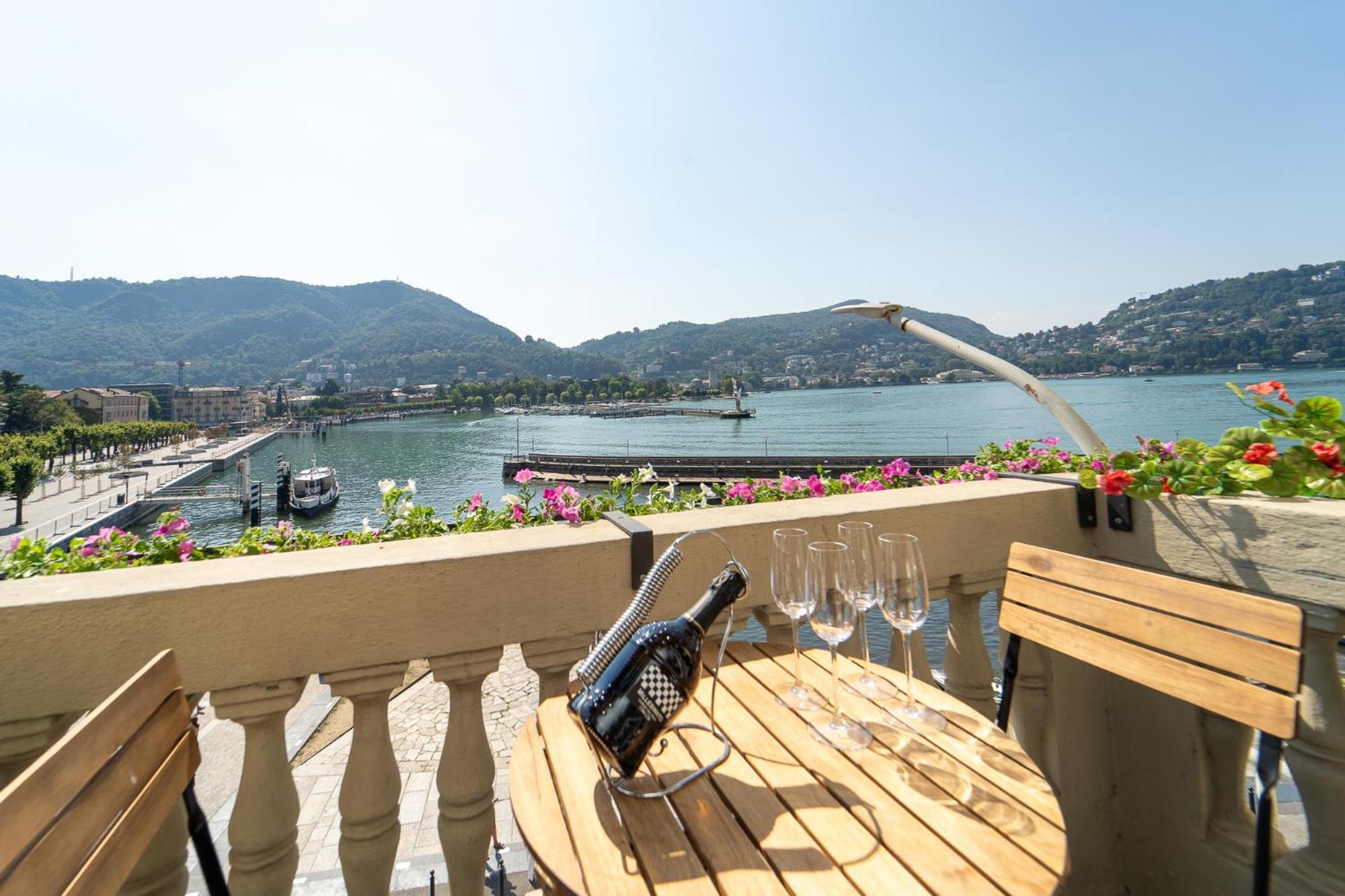 Appartamento Esclusivo Fronte Lago, In Centro A Como Con Garage Exterior foto