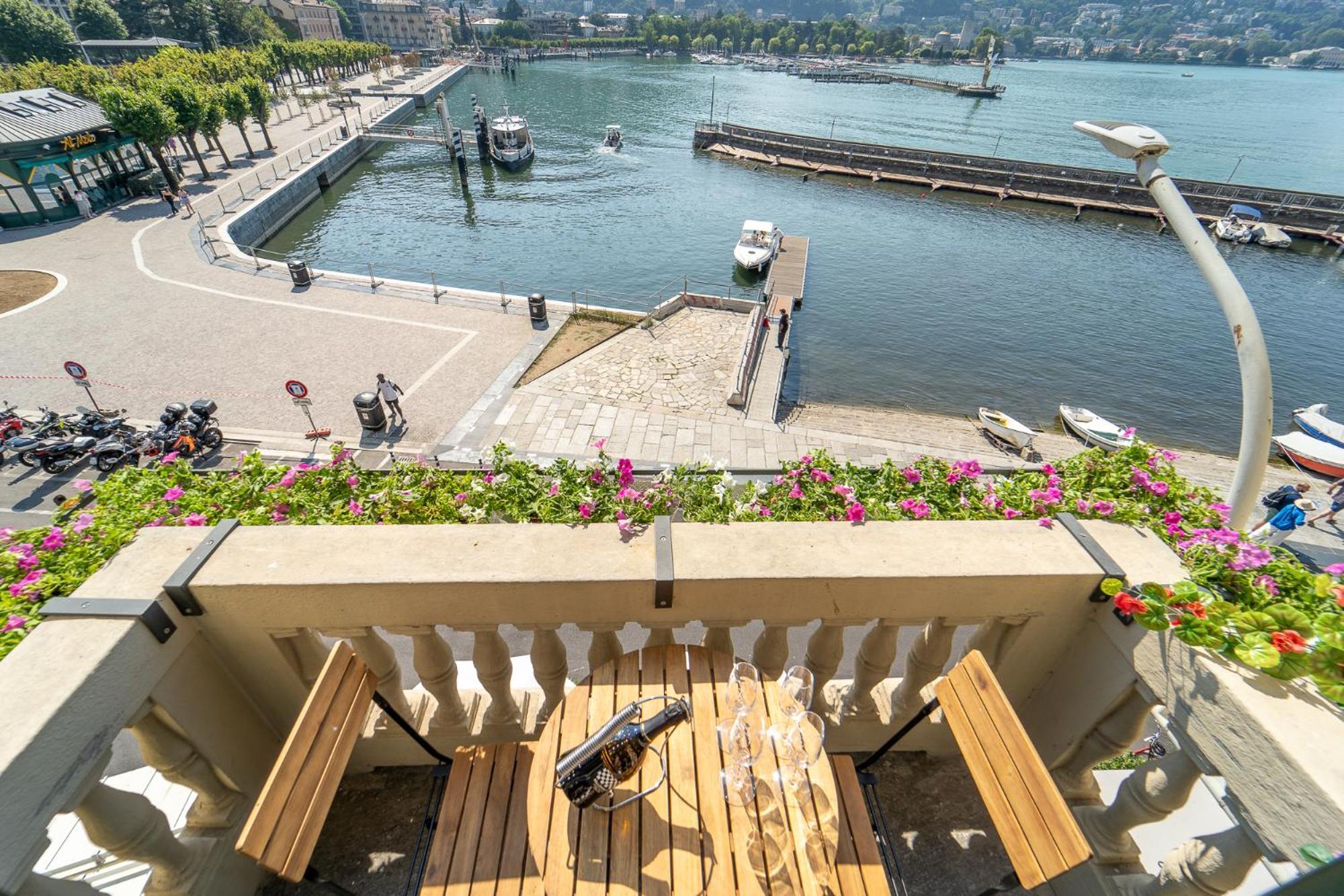Appartamento Esclusivo Fronte Lago, In Centro A Como Con Garage Exterior foto